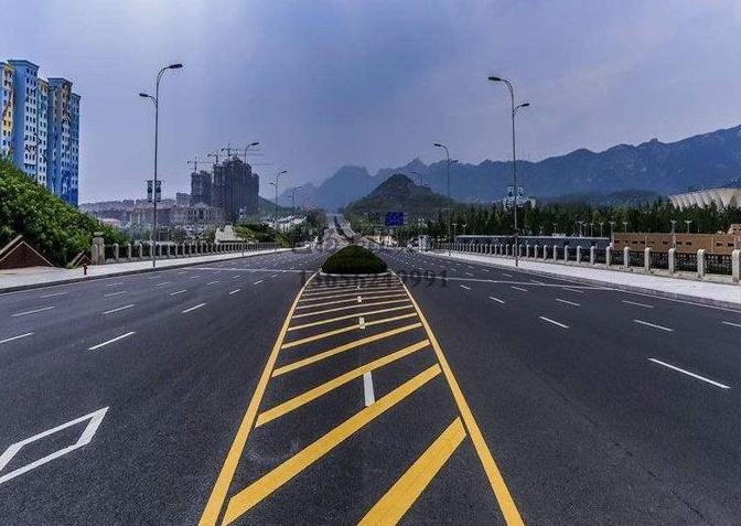 鎮(zhèn)江道路劃線，鎮(zhèn)江道路劃線施工單位？飛揚(yáng)市政專業(yè)可靠！